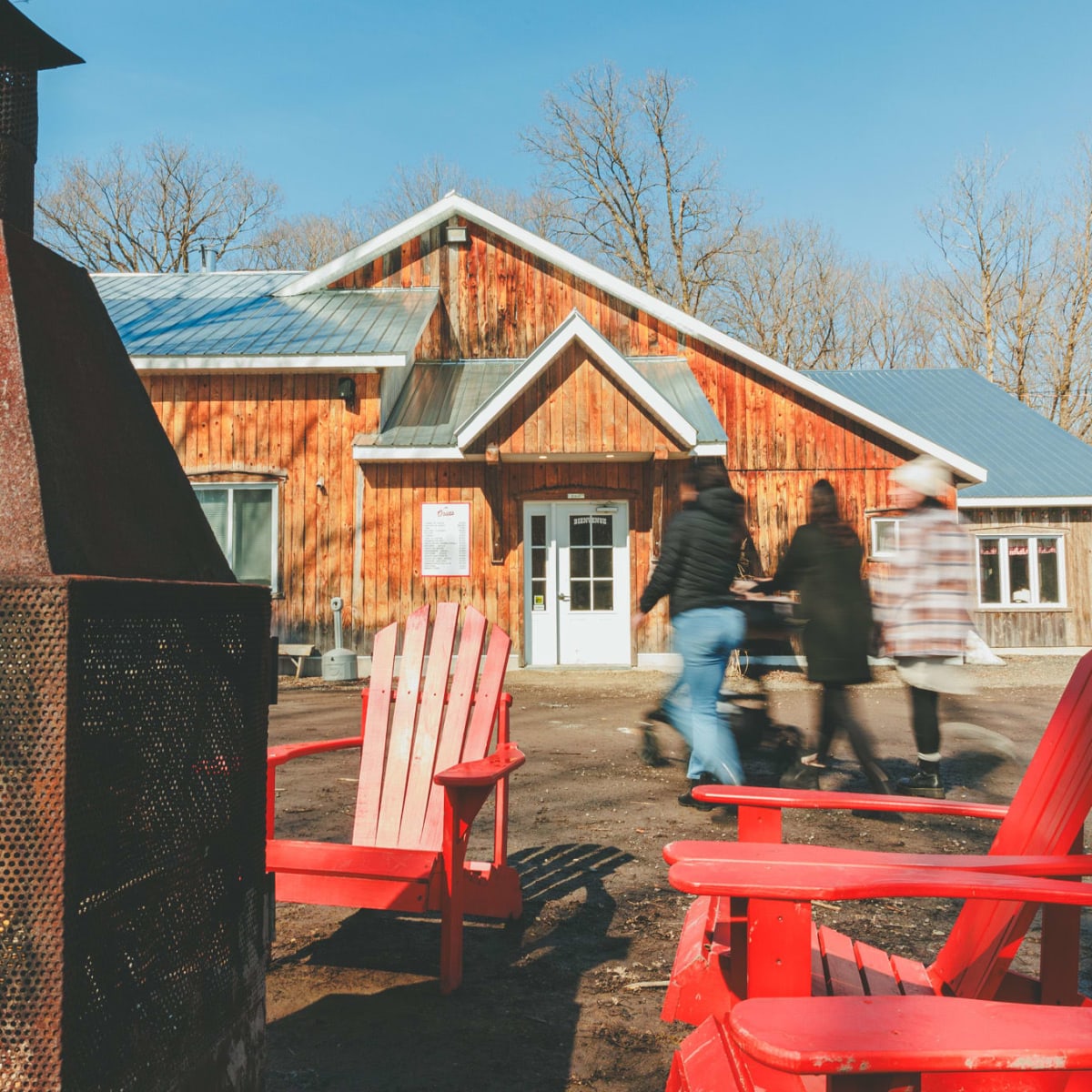 People walking toward the Cabane Osias building.