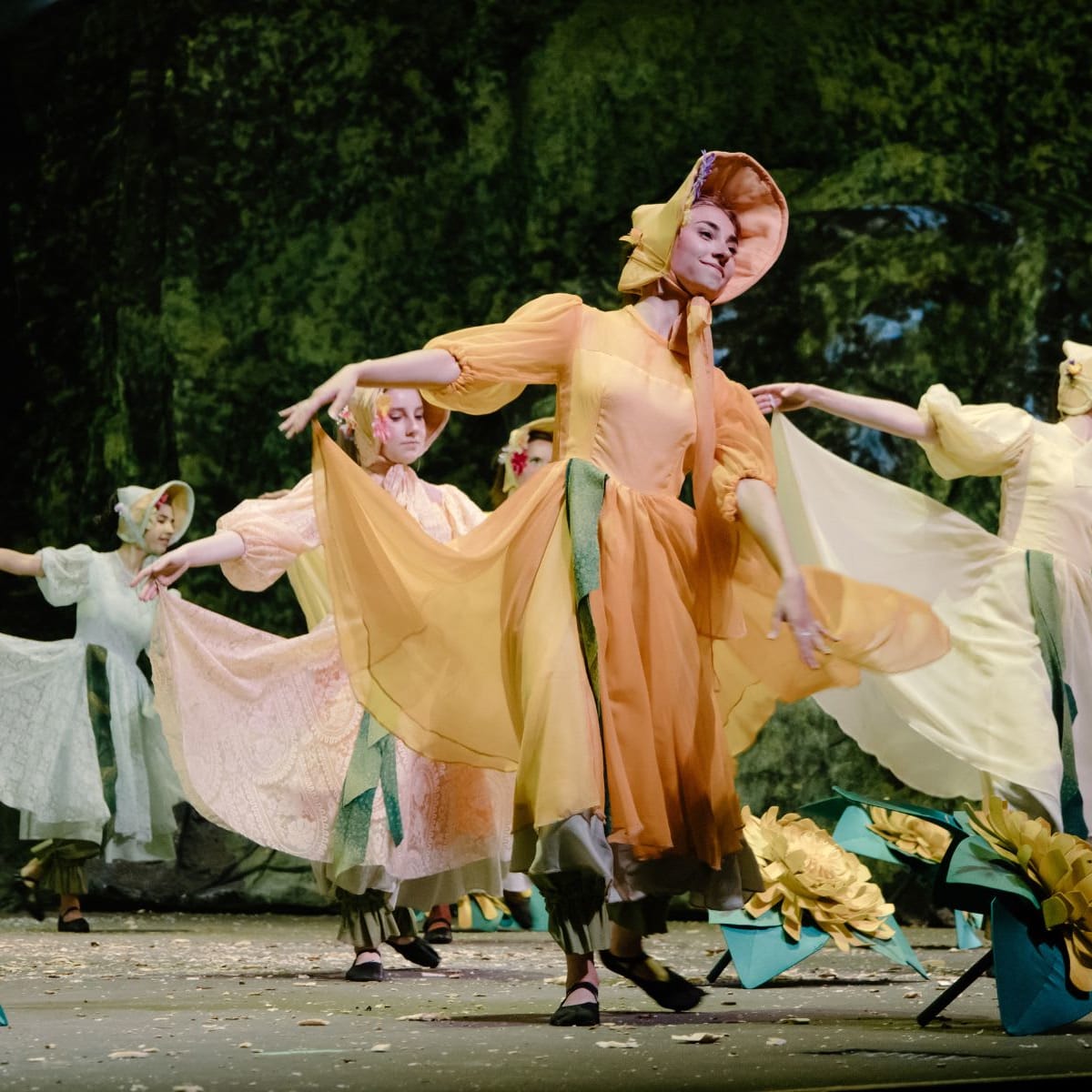  Women dancing in the show La Fabuleuse Histoire d'un Royaume