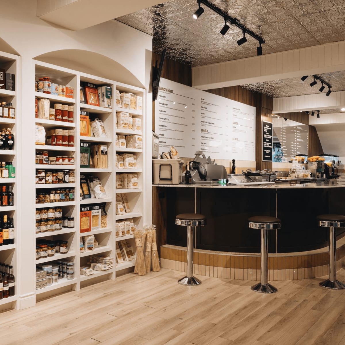 Étalage de produits locaux et comptoir au Albert Café.