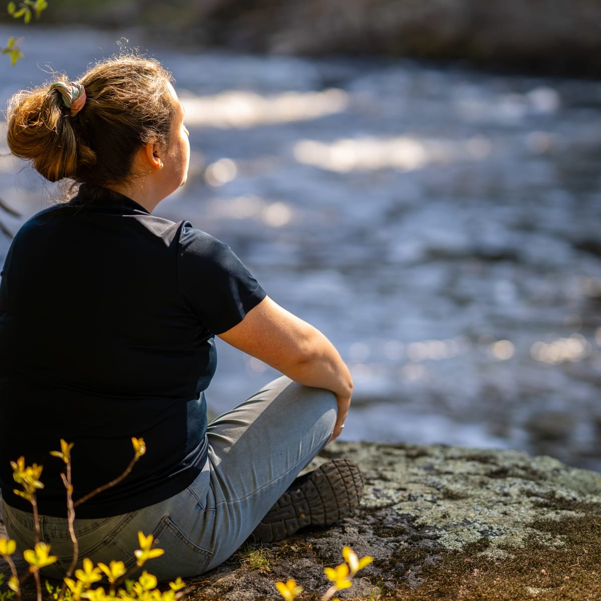 Femme assiste au bord de la Rivière du Loup au centre de villégiature Le Baluchon.
