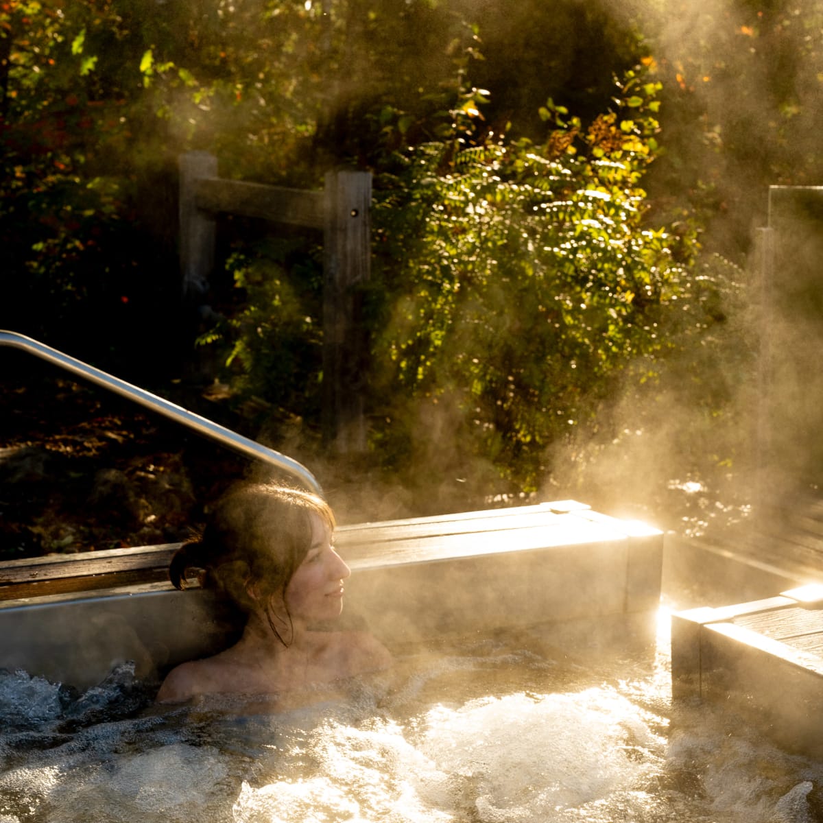 Femme dans une piscine au spa du Baluchon.