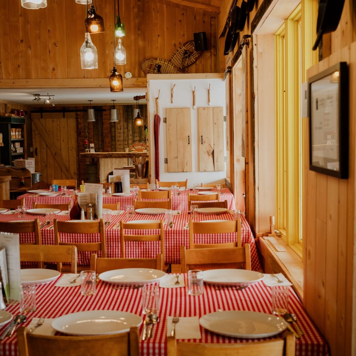 Tables de la cabane à sucres Le Bistreau d'Érable.