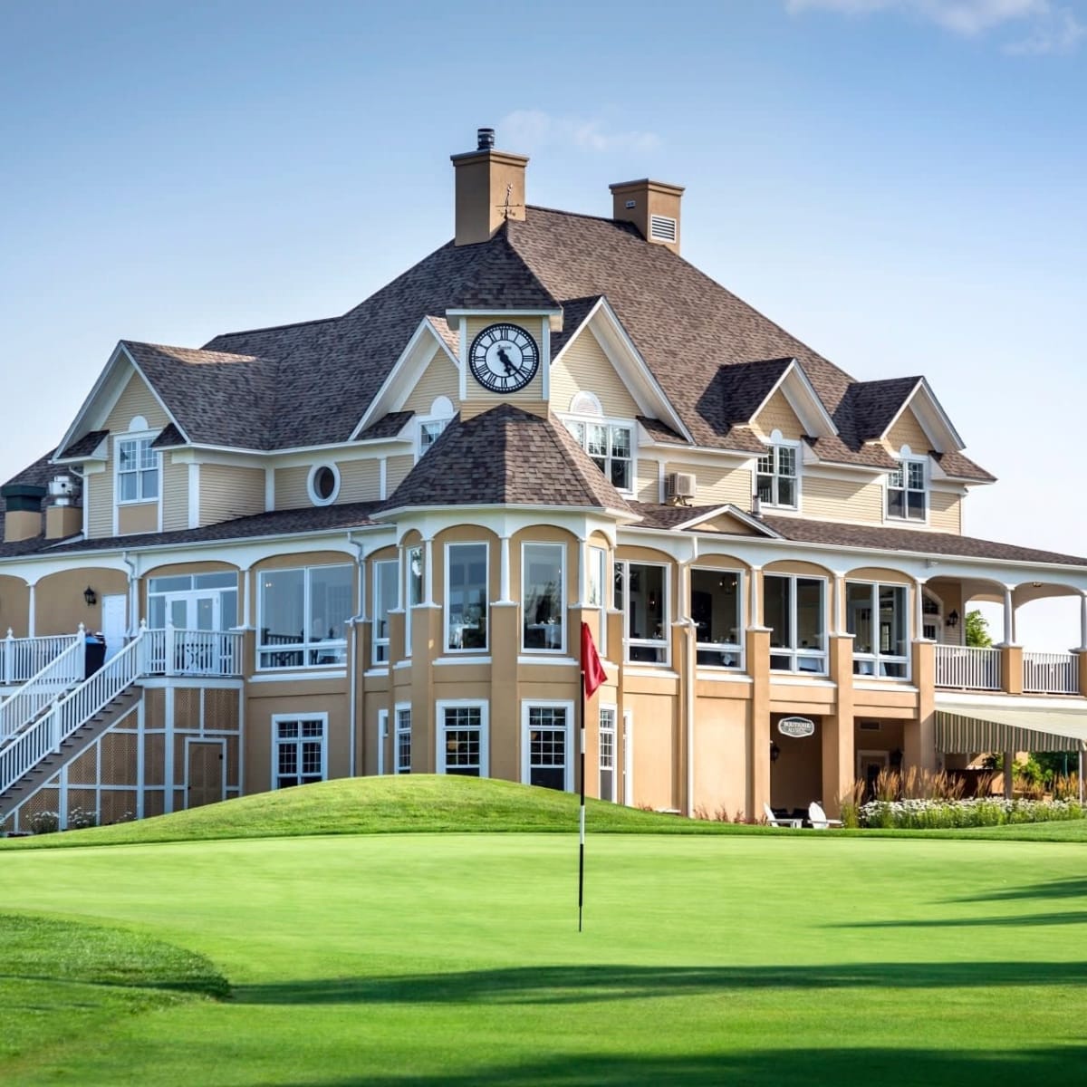 Bâtiment extérieur devant le golf en été.