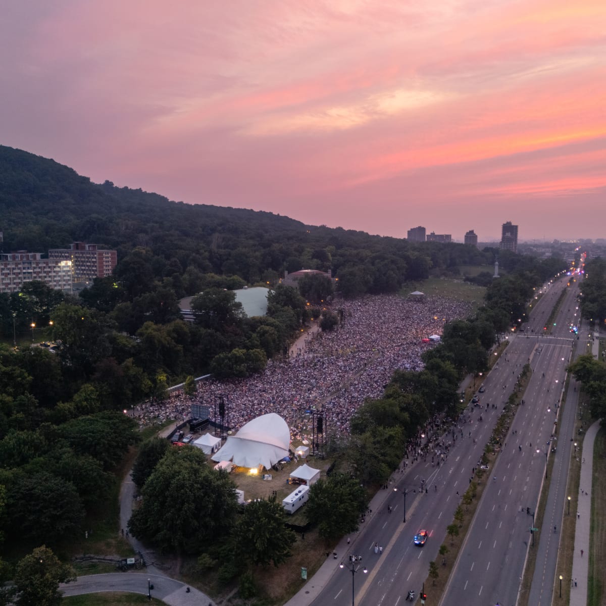 Crowds gathered at the foot of Mount Royal.