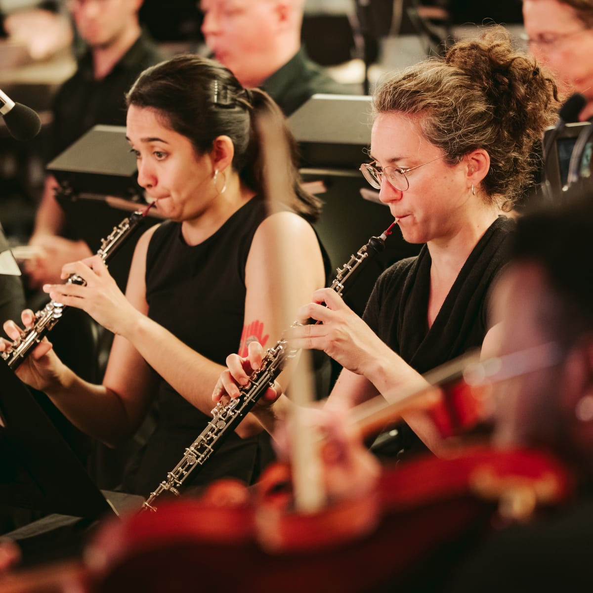 L'Orchestre métropolitaine jouant d'instruments.