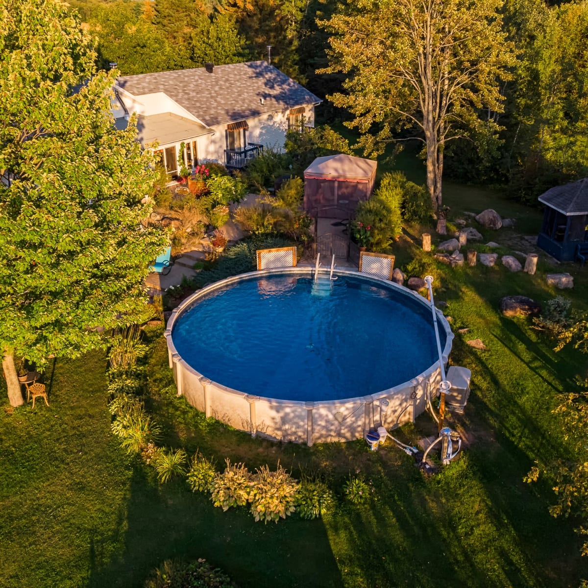 Aerial view of the B&B Le Grandelinois and its pool.