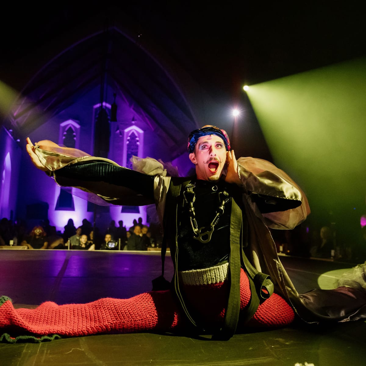 Le Monastère - Cabaret de Cirque - An artist in costume on stage