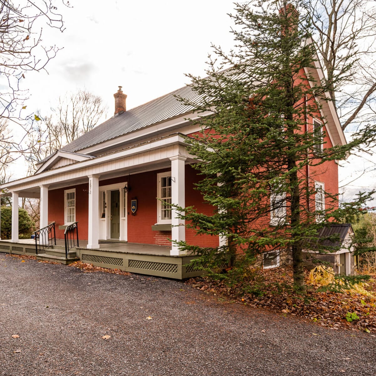 Exterior of B&B Le Passe-Partout in autumn.