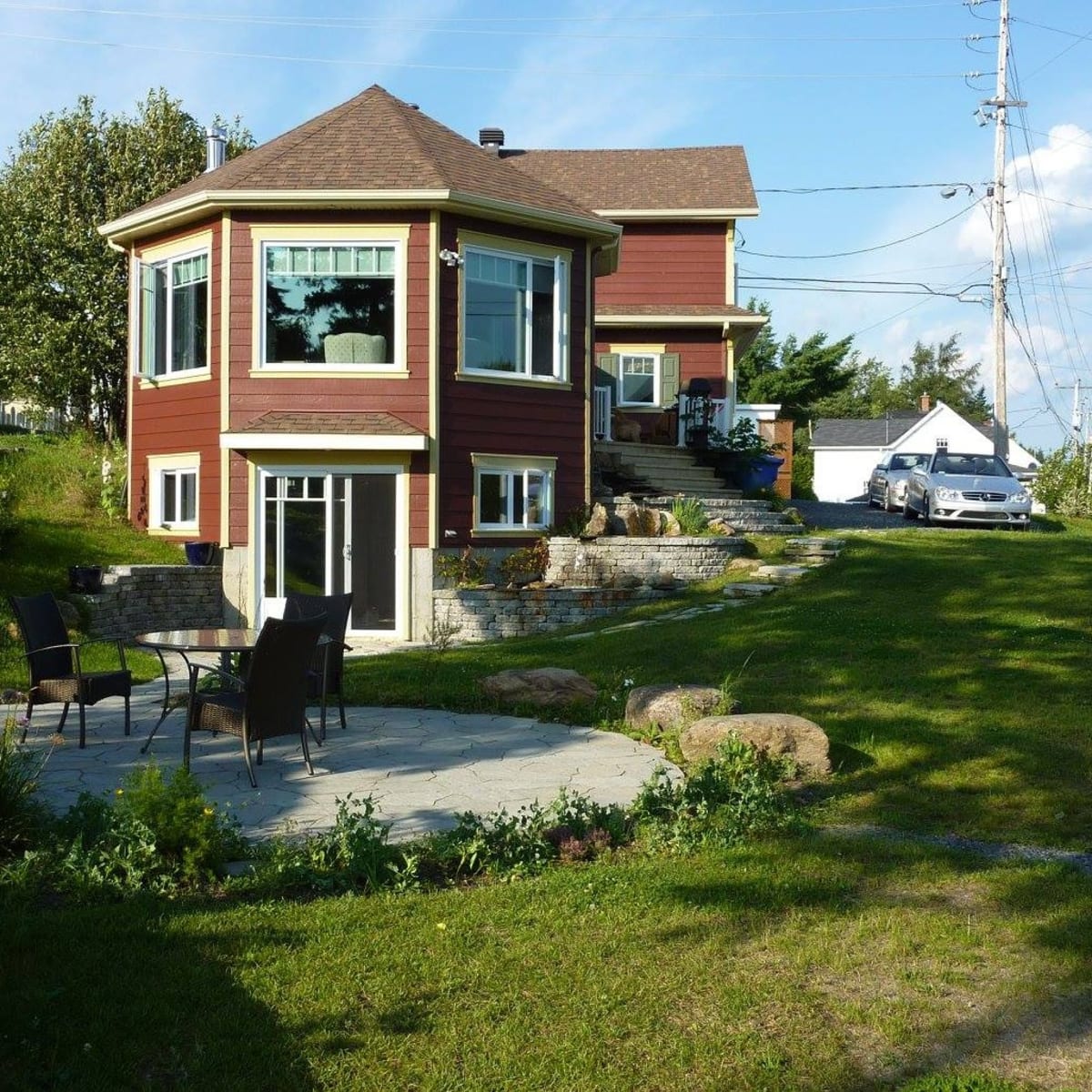 Le Petit Chez Vous - Exterior of the cottage in summer