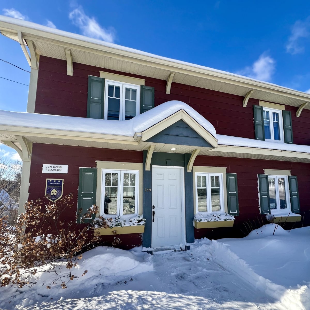 Le Petit Chez Vous - Front of the cottage in winter