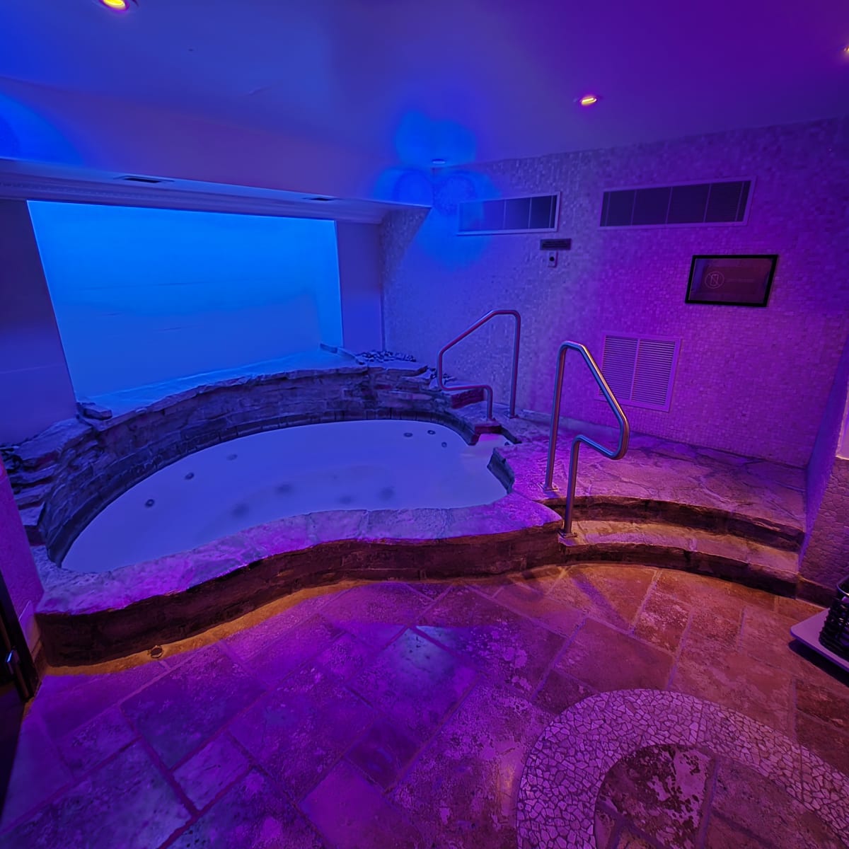 Indoor whirlpool bath at Spa Infinima.
