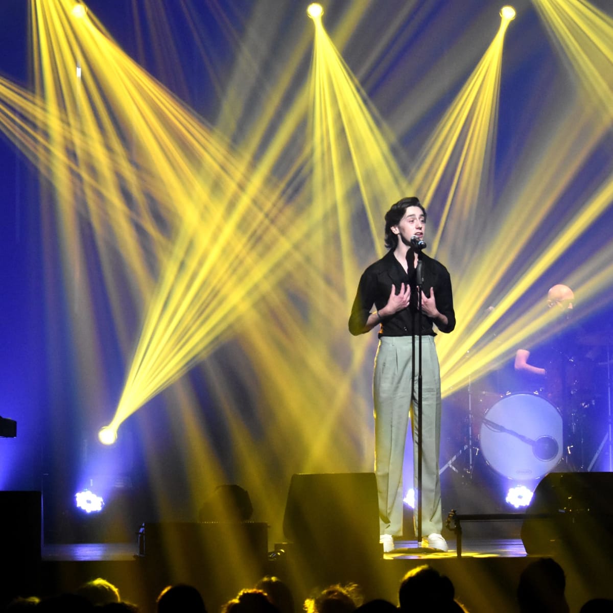 Artist on stage at Le Tremplin, le rendez-vous de la chanson et de l'humour de Dégelis.