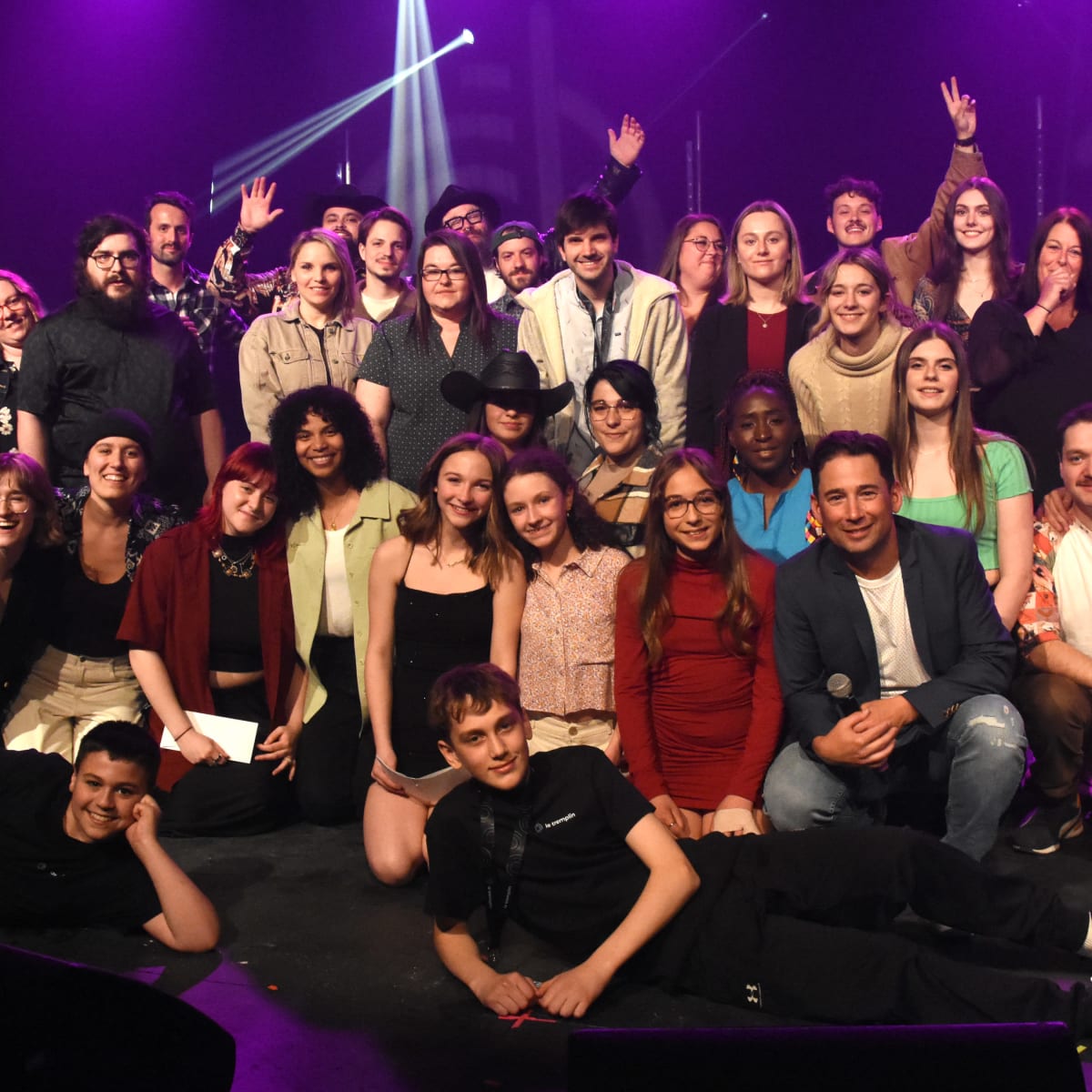 Group photo at Le Tremplin, le rendez-vous de la chanson et de l'humour de Dégelis.