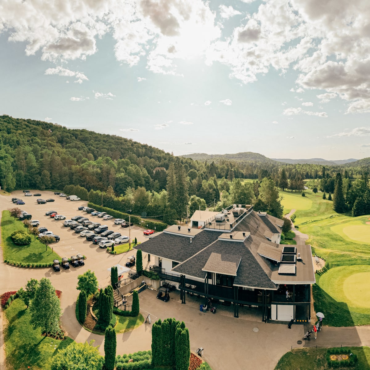 Le Val-Mo Pub Gourmand - Exterior of the building with a golf course