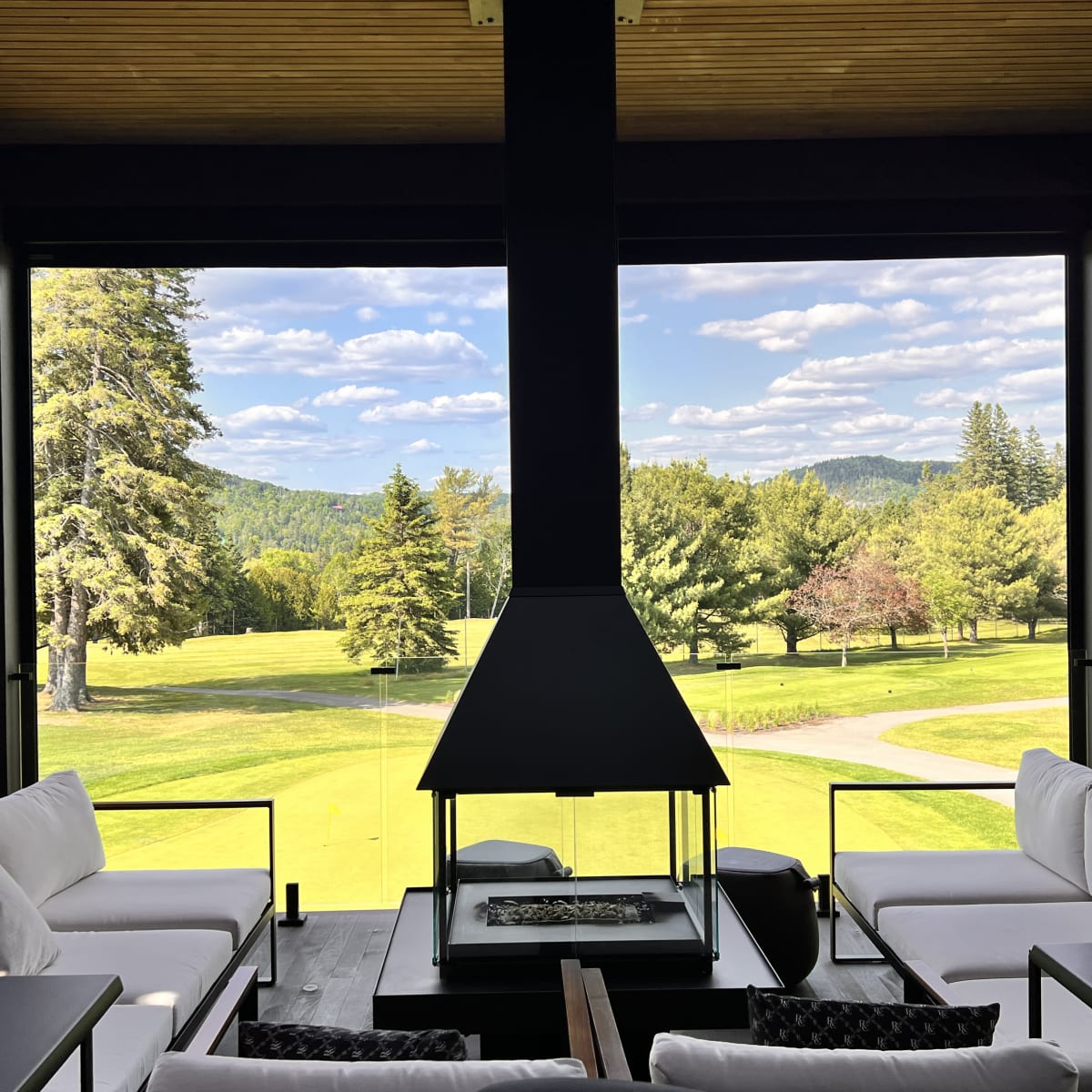Le Val-Mo Pub Gourmand - Terrace with sofas and fireplace, overlooking the golf course
