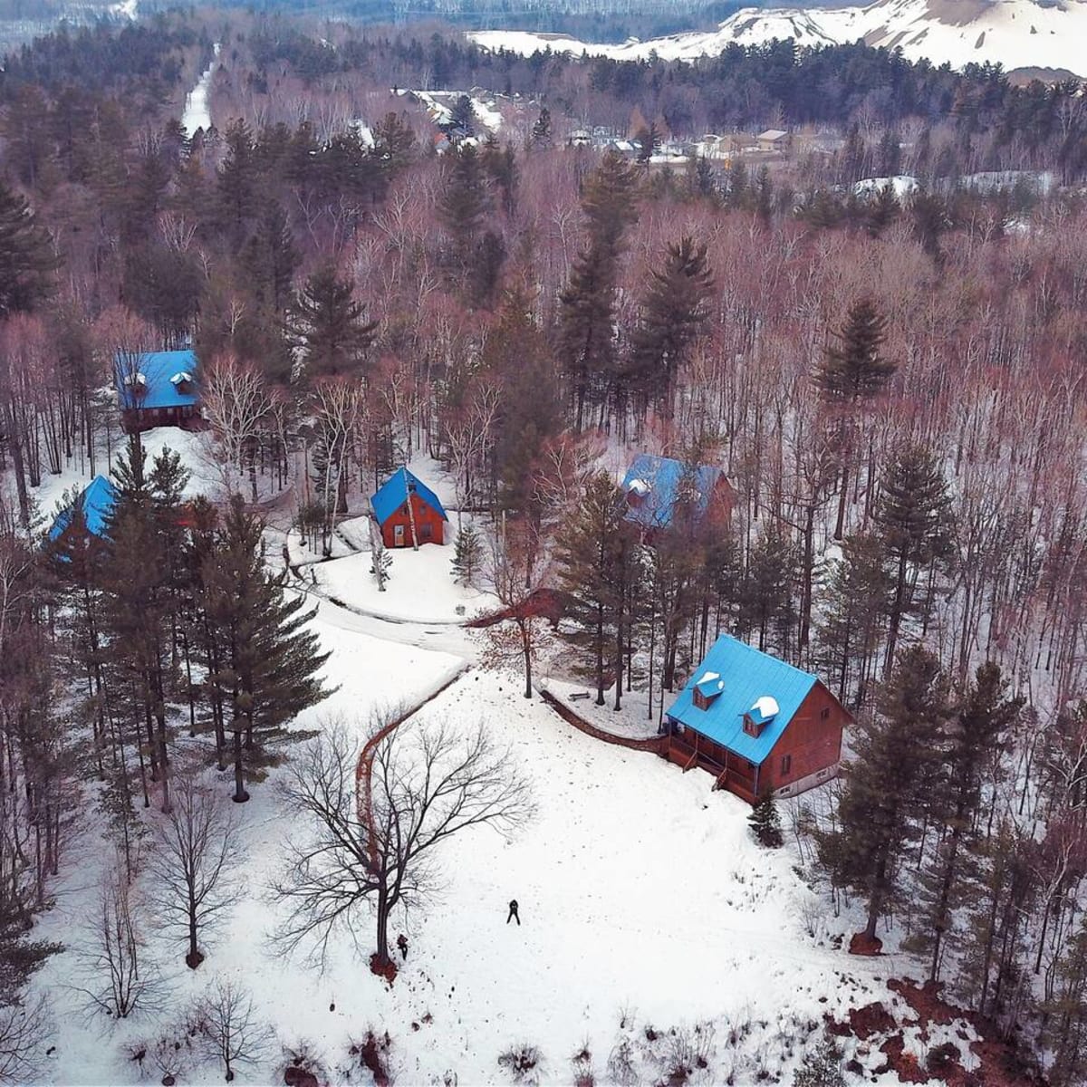 Vue aérienne de Les chalets sur le Cap, en hiver.