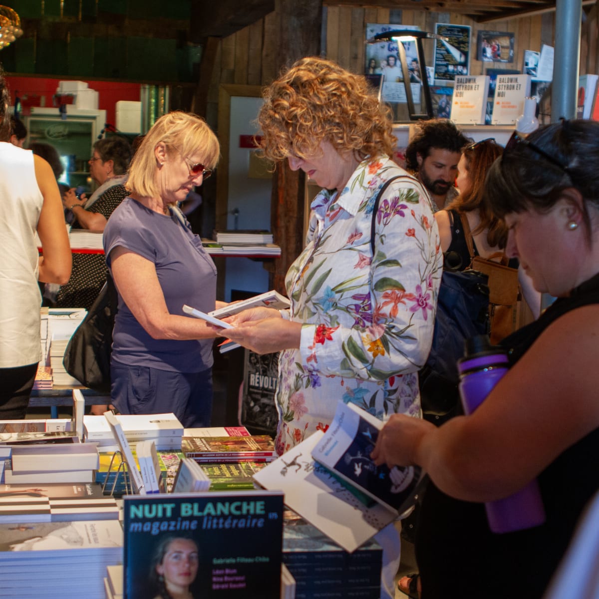 Les Correspondances d’Eastman - People checking out books in a bookshop