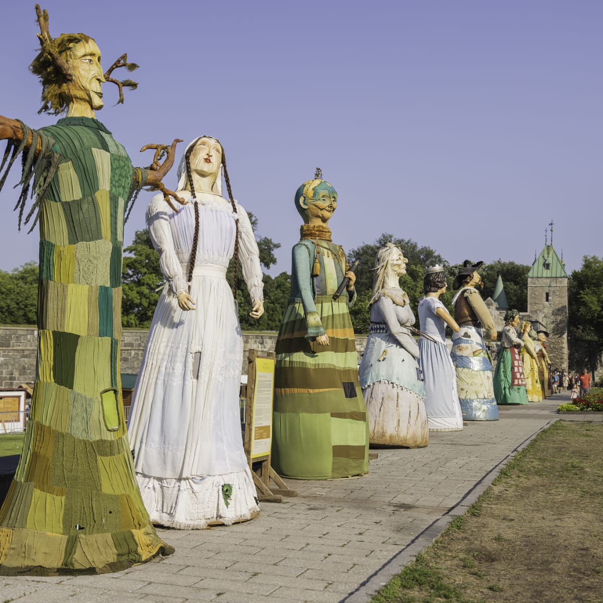 Les Fêtes de la Nouvelle-France - A row of giant figures
