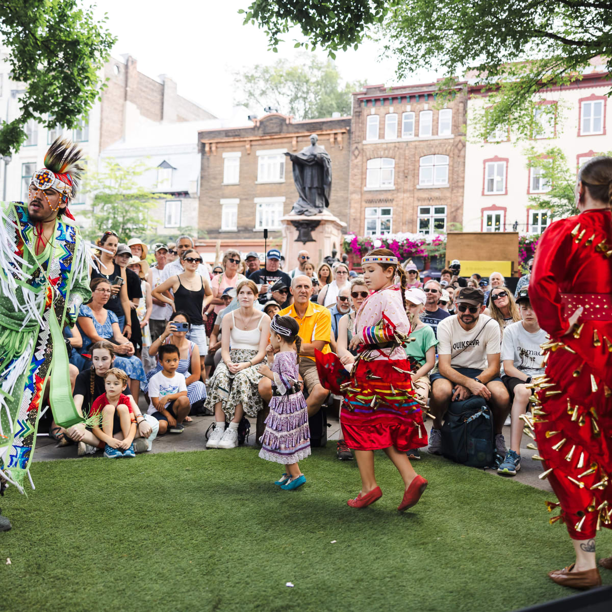Les Fêtes de la Nouvelle-France - Indigenous people in traditional attire