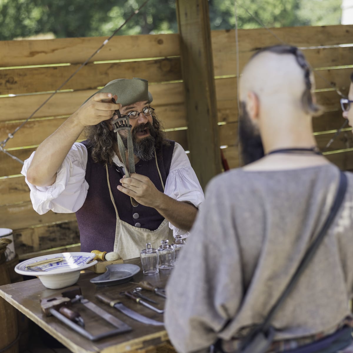 Les Fêtes de la Nouvelle-France – A man and a woman with a craftsman.