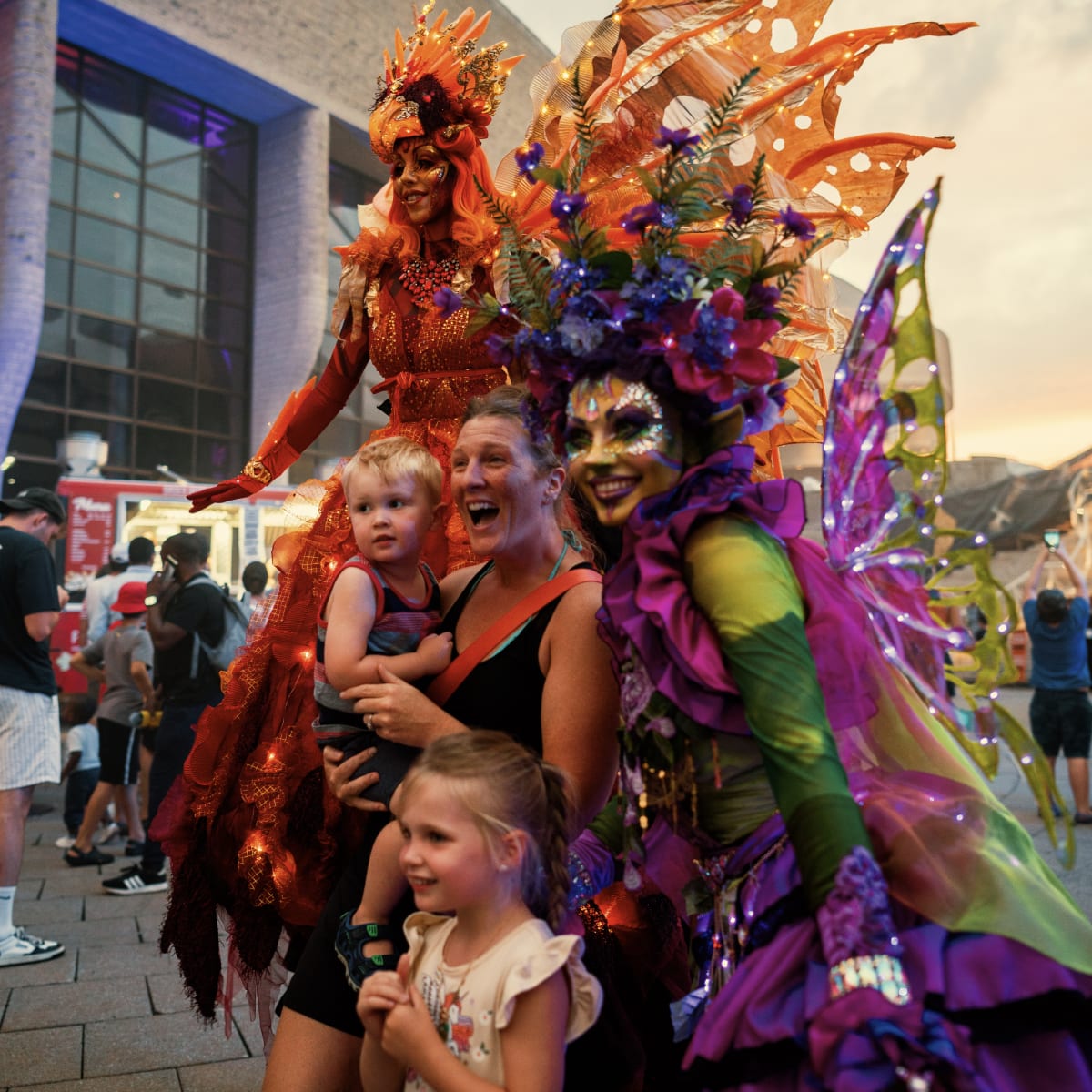 Les Grands Feux du Casino Lac-Leamy - Two people dressed as fairies posing with a mother and her two children