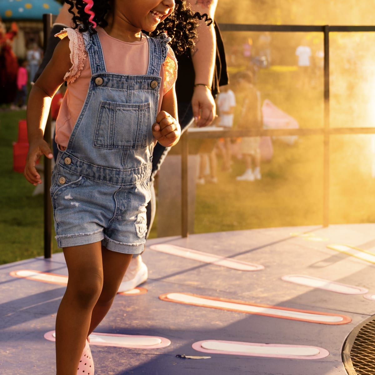 Les Grands Feux du Casino Lac-Leamy - A young girl and a woman playing
