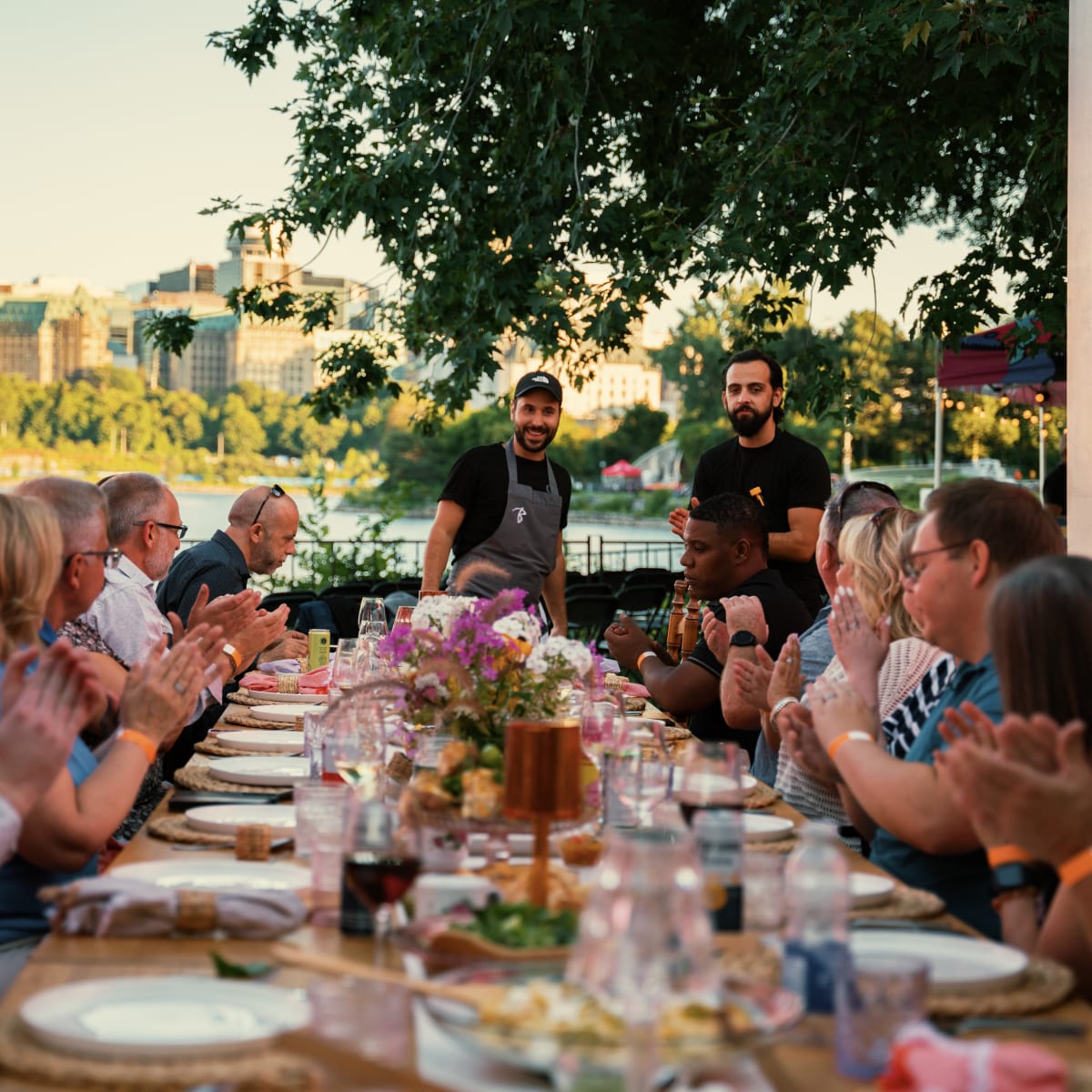 Les Grands Feux du Casino Lac-Leamy - A very large table is filled with people
