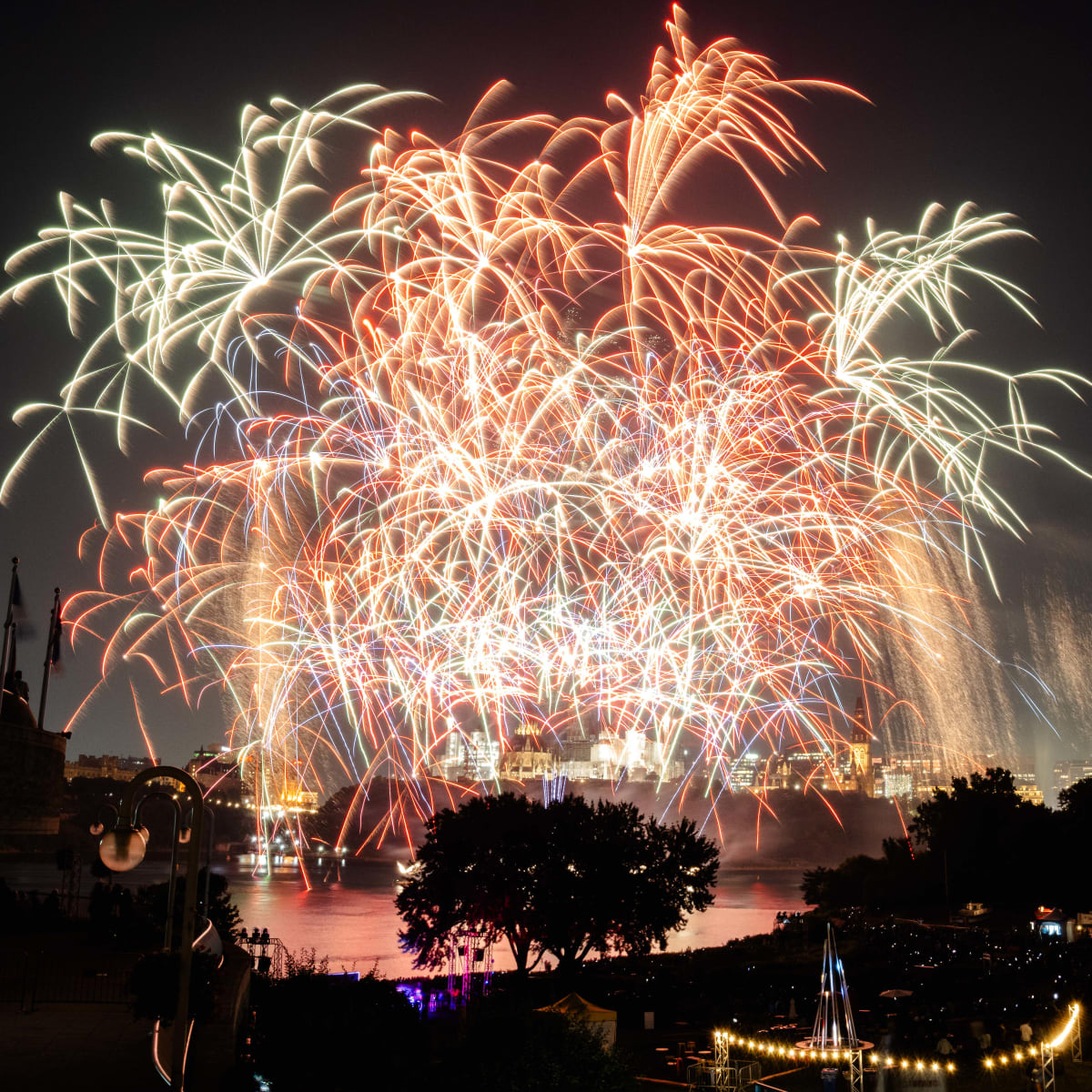 Fireworks at Les Grands Feux du Casino Lac-Leamy.