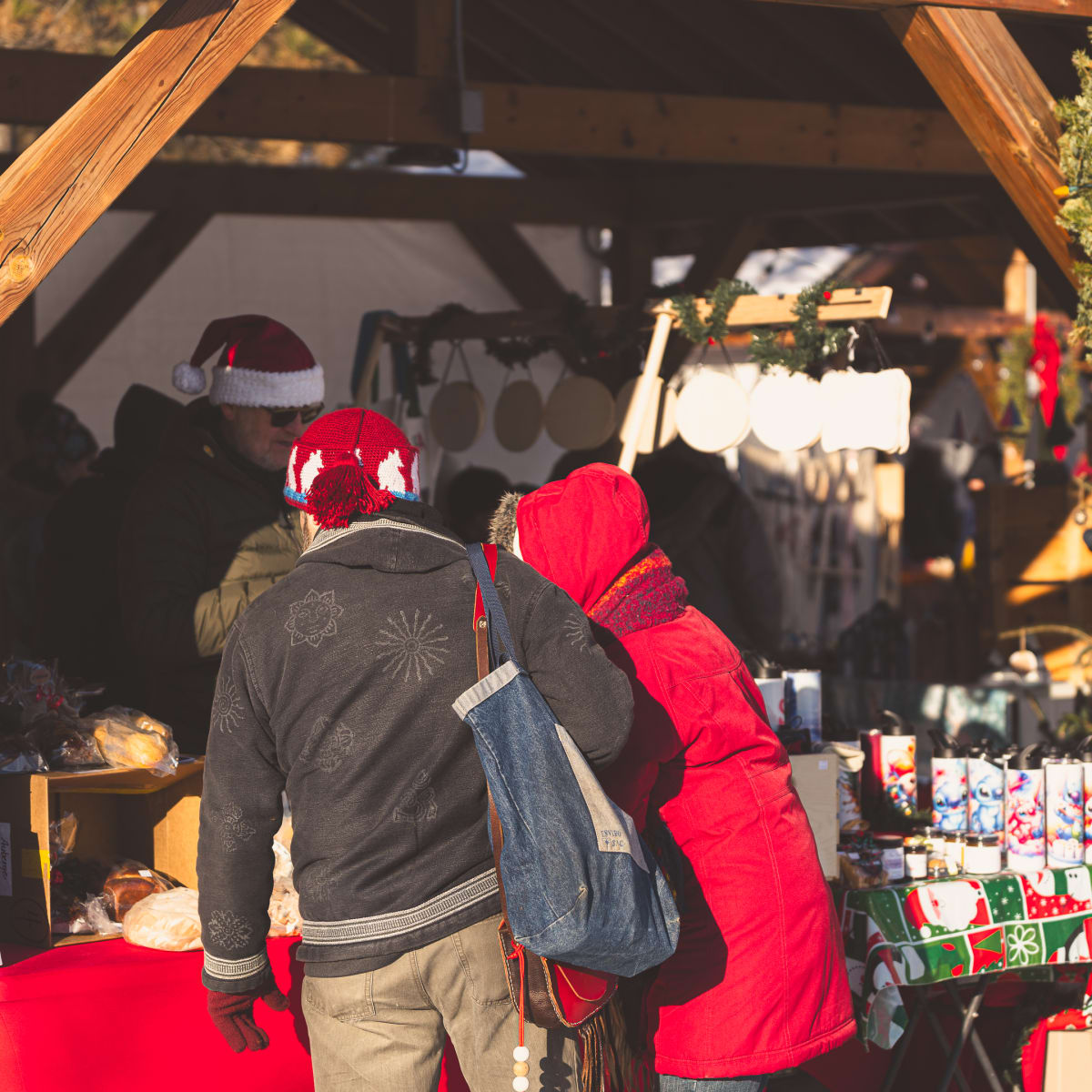 Deux personnes à un kiosque d'un Marché de Noël en Memphrémagog.