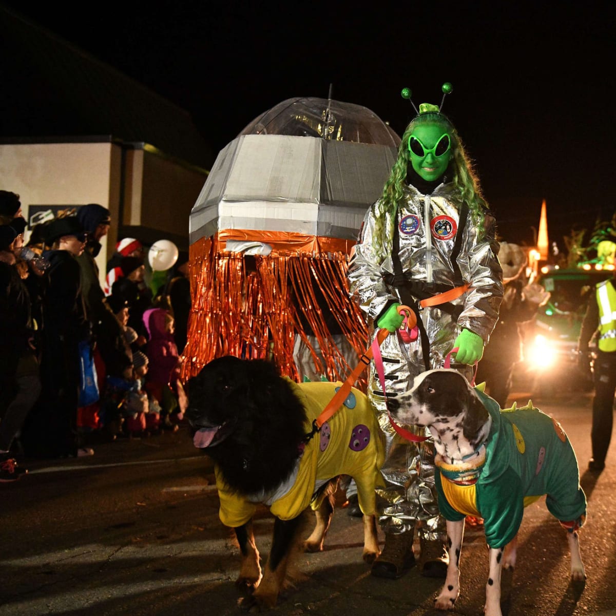 Femme costumée en extra-terrestre et 2 chiens costumés.