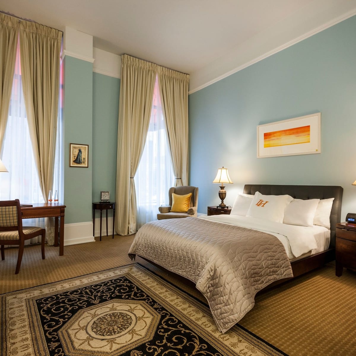 LHotel Montréal -  Big bedroom