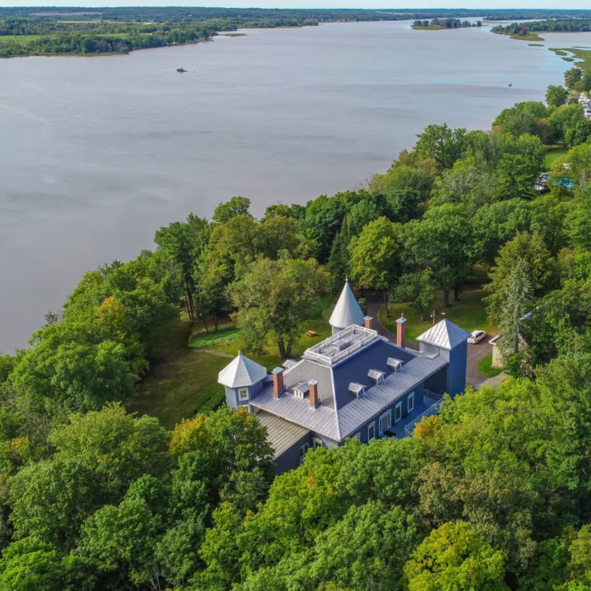 Vue aérienne du manoir en été.