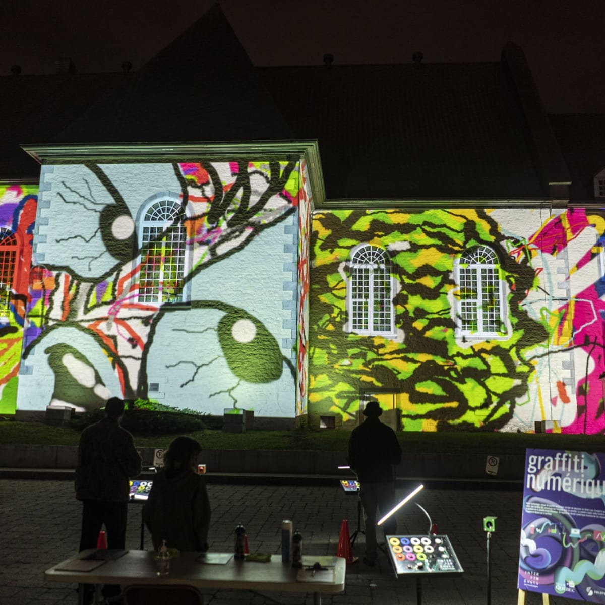Lumifest Longueuil - Une projection lumineuse colorée et de style graffiti est sur la façade d'un bâtiment