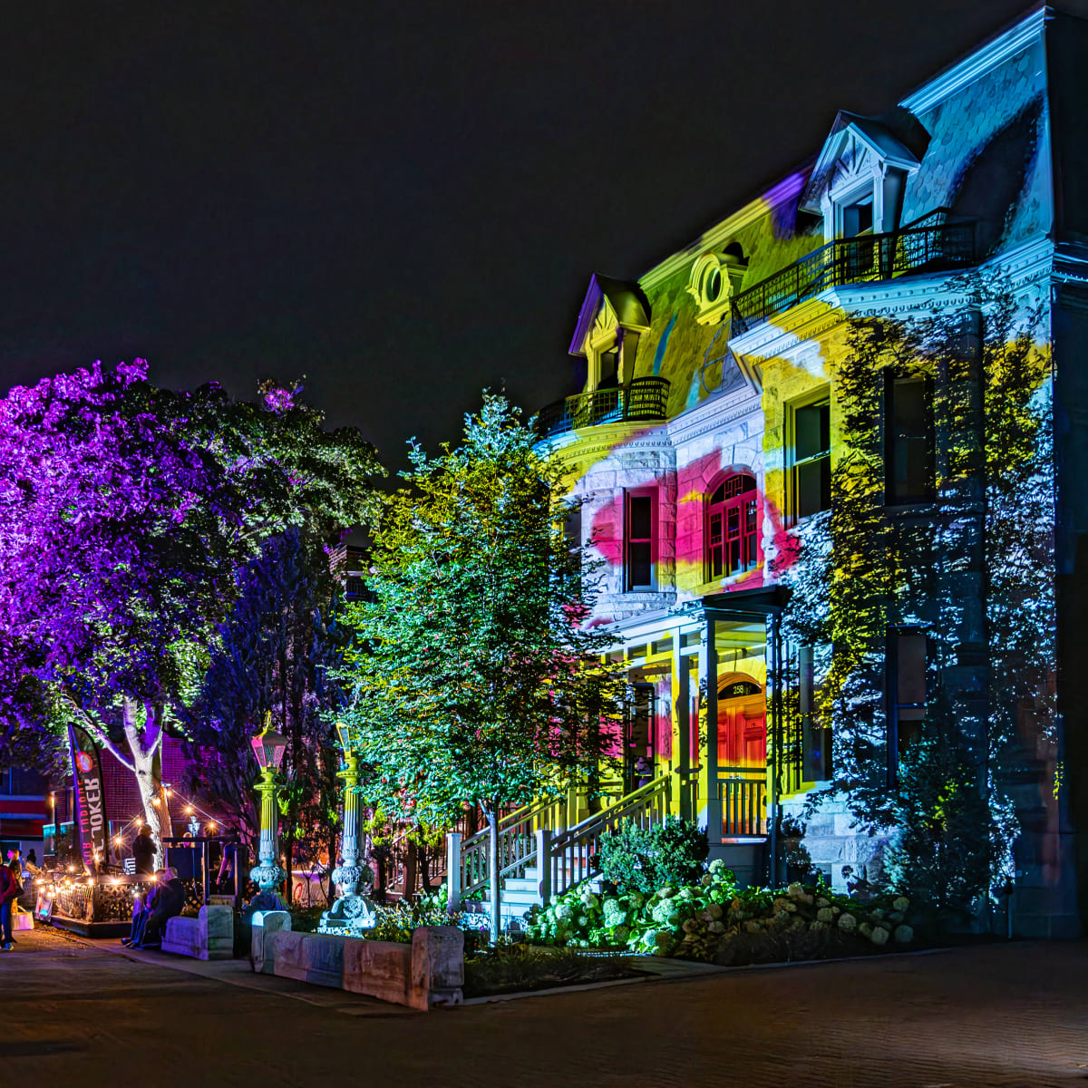 Projection de lumières sur des bâtiments au Lumifest Longueuil.