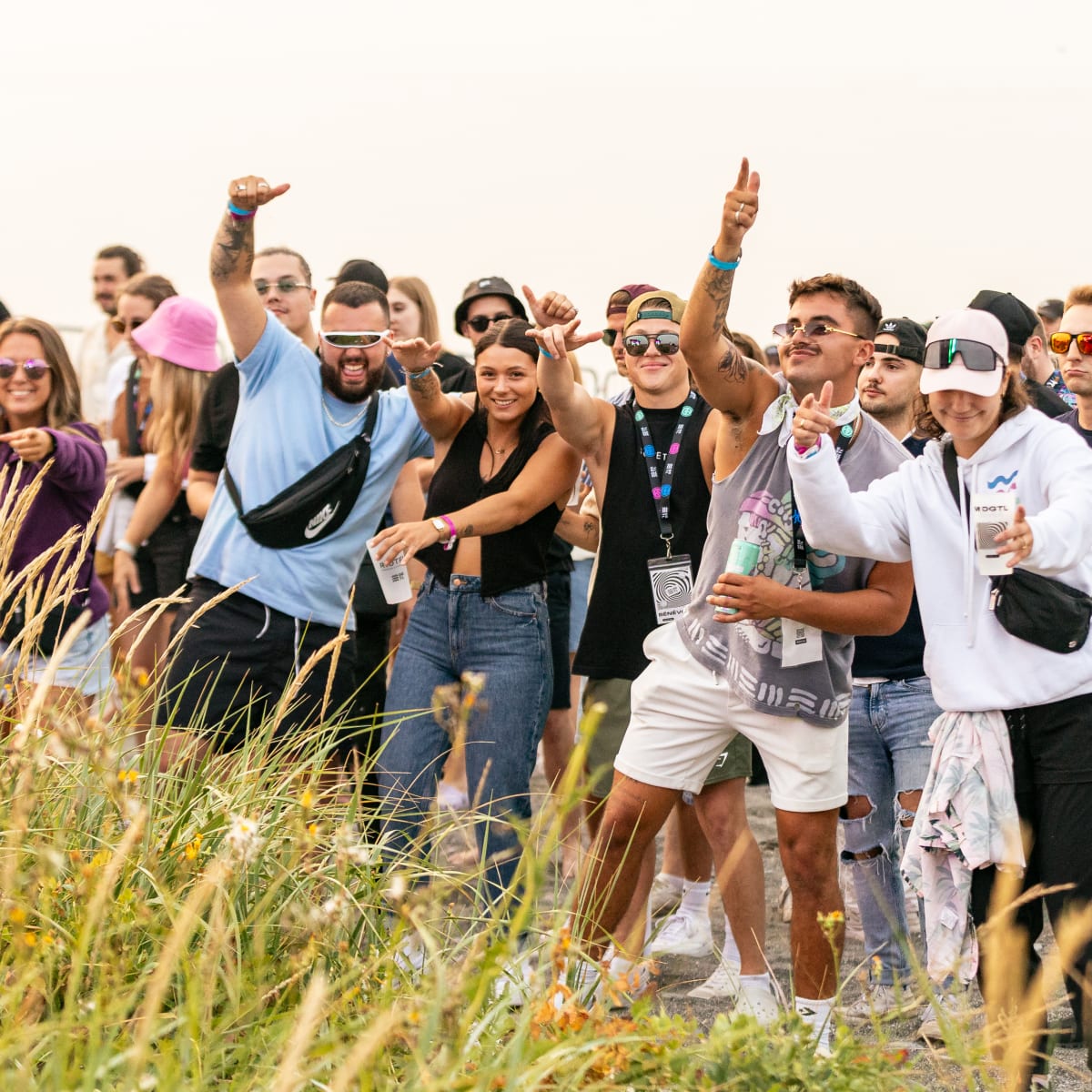 M DGTL - Jeunes adultes qui font la fête à la plage