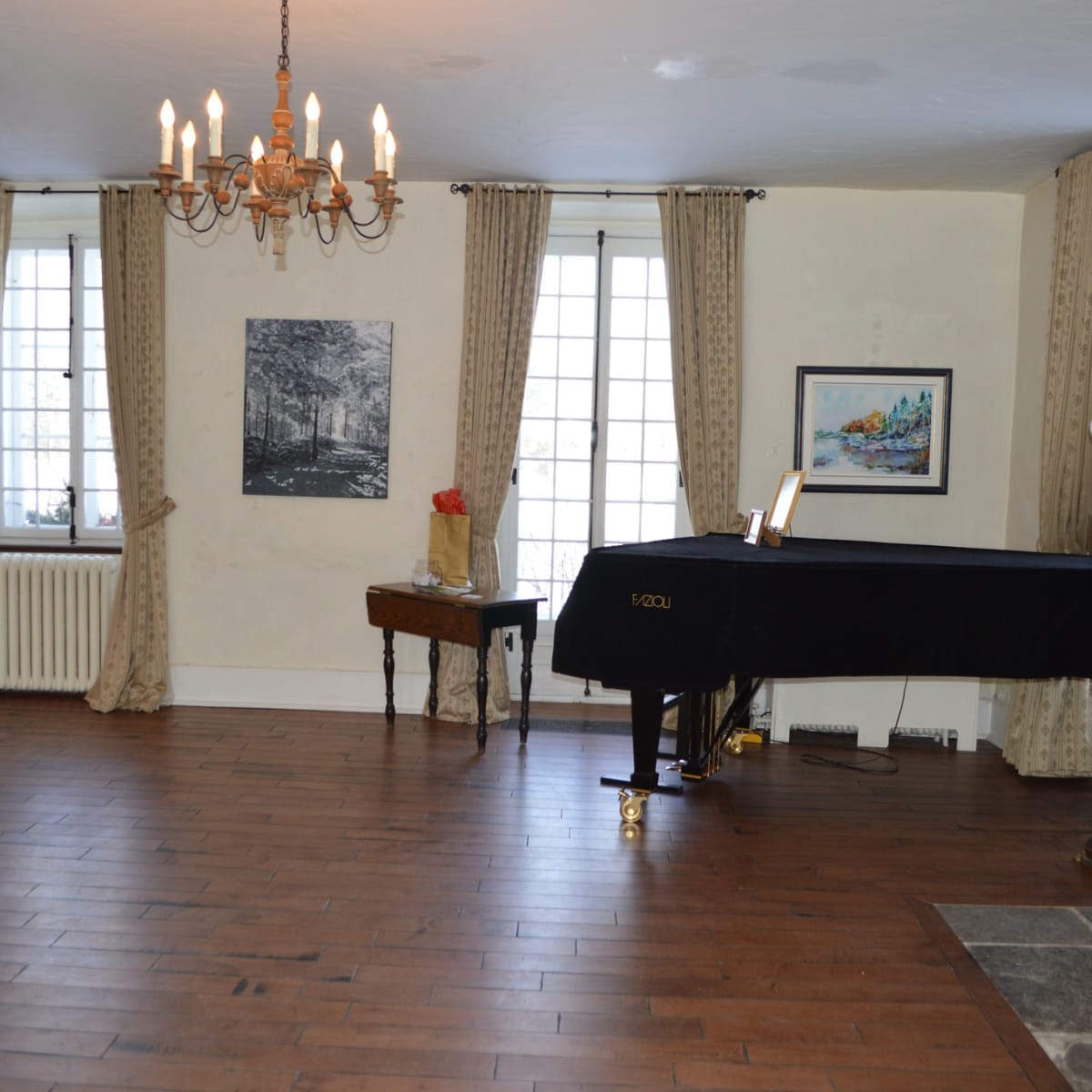 Reception room and piano.