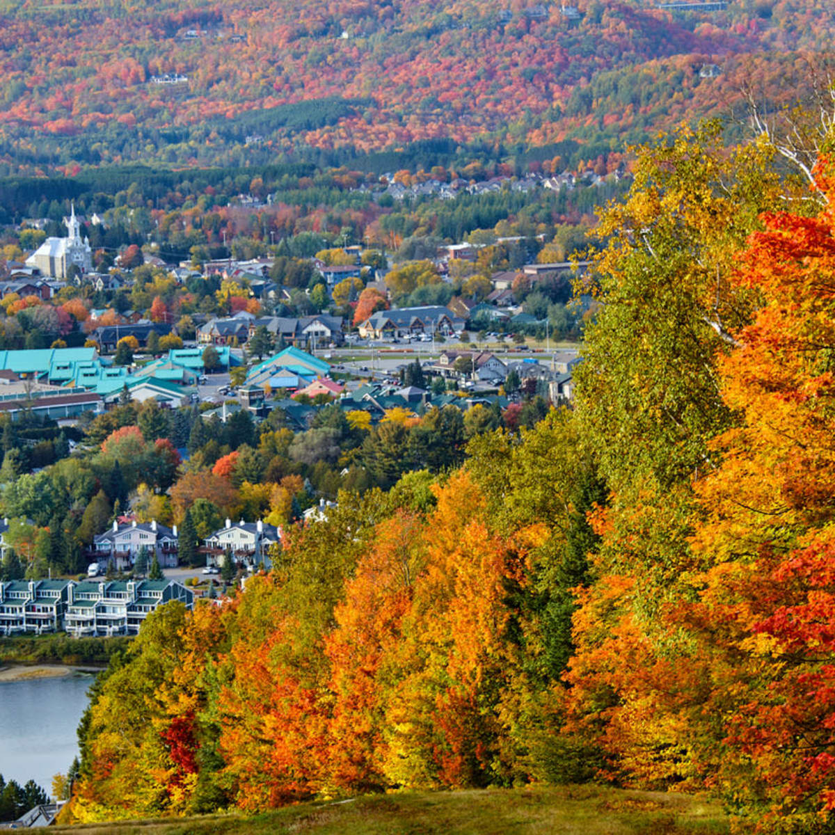 Ville de Saint-Sauveur en automne vue d'une pente du mont Saint-Sauveur.