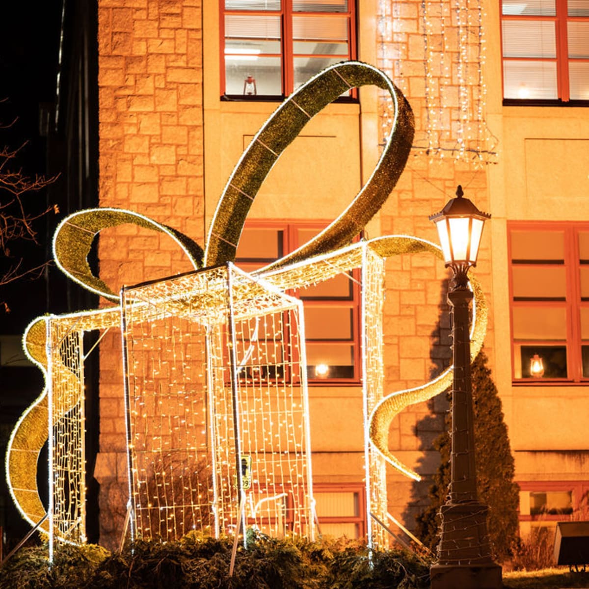 ChatGPT a dit :  Very large illuminated Christmas decorations in the shape of a gift.