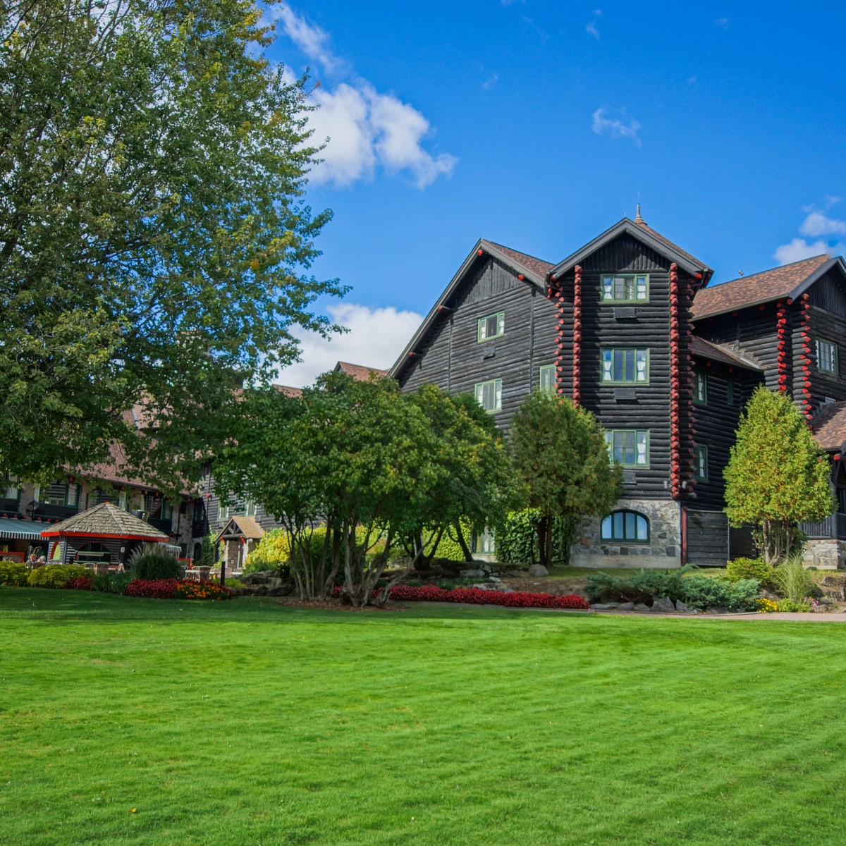 This summer, treat yourself to a stay in the Fairmont Hotels in Quebec - Fairmont Le Château Montebello