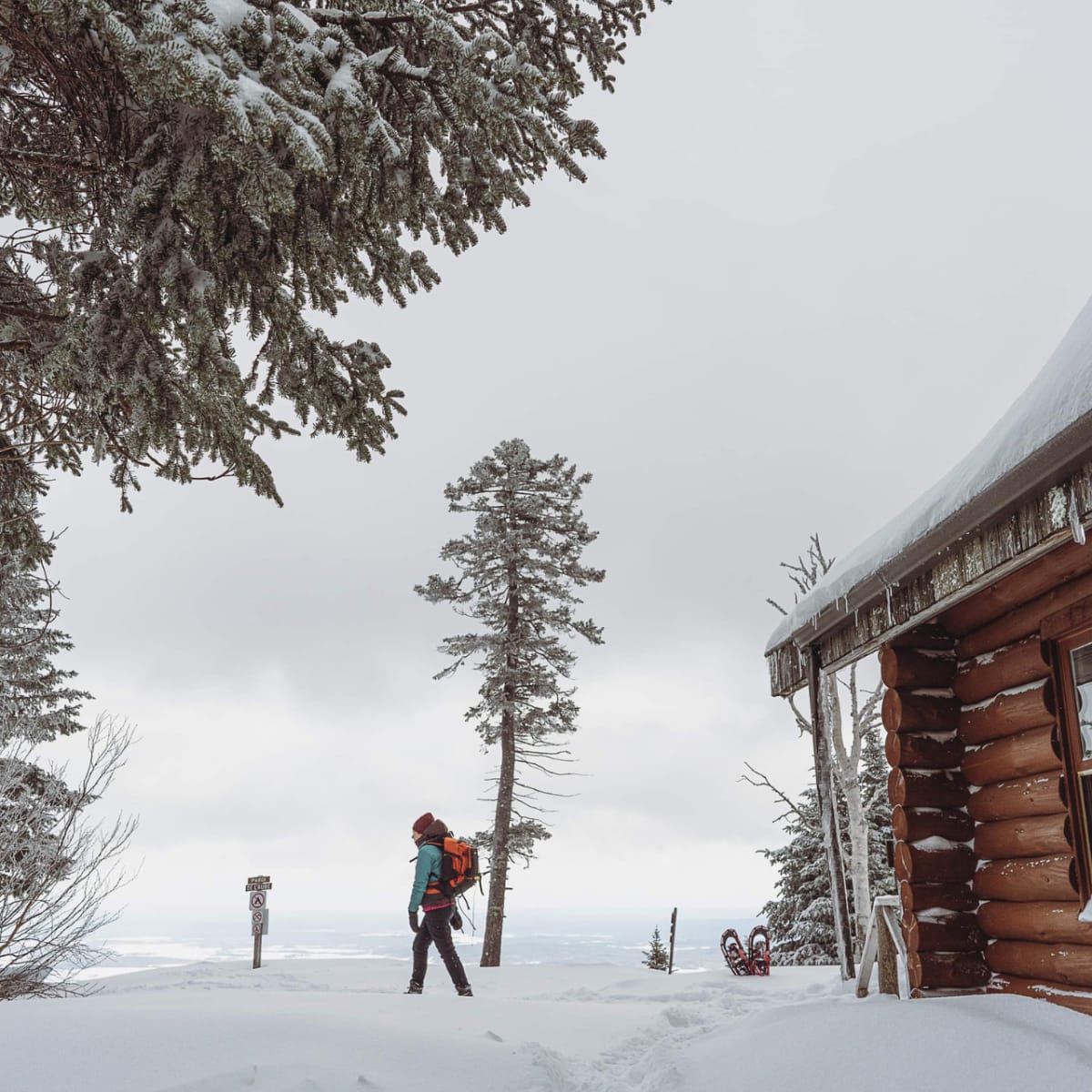 Vivez l’hiver à fond avec des activités de plein air pour tous les goûts! - Balade hivernale près d'un refuge