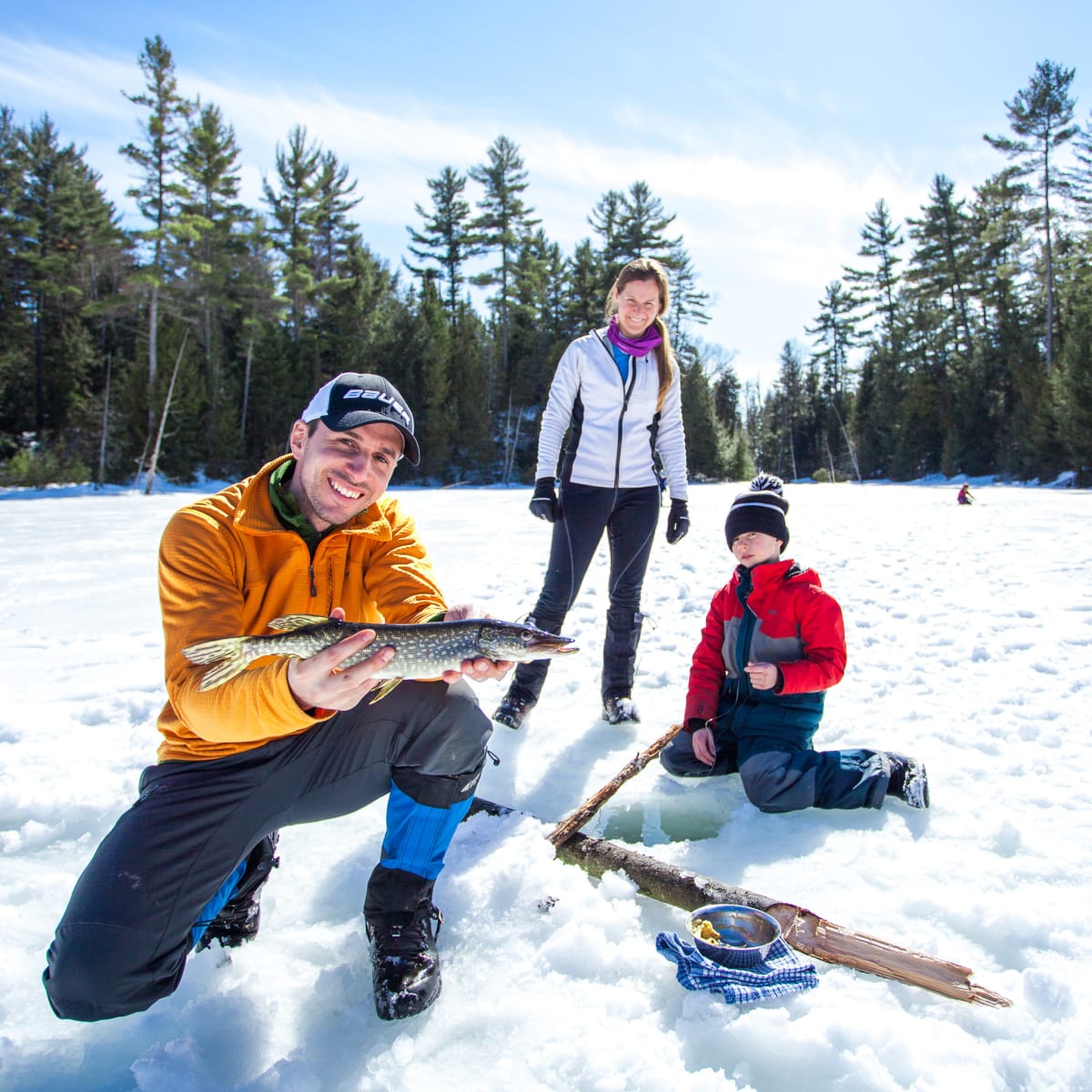 Vivez l’hiver à fond avec des activités de plein air pour tous les goûts! - Pêche blanche en famille