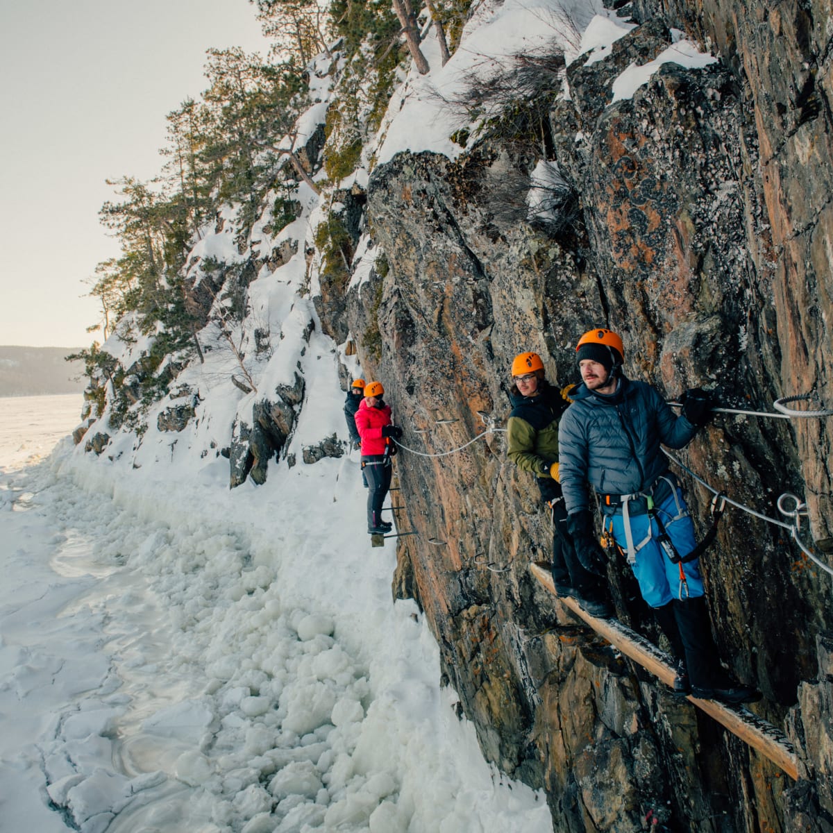 Vivez l’hiver à fond avec des activités de plein air pour tous les goûts! - Via ferrata en hiver, Parc Aventures Cap Jaseux