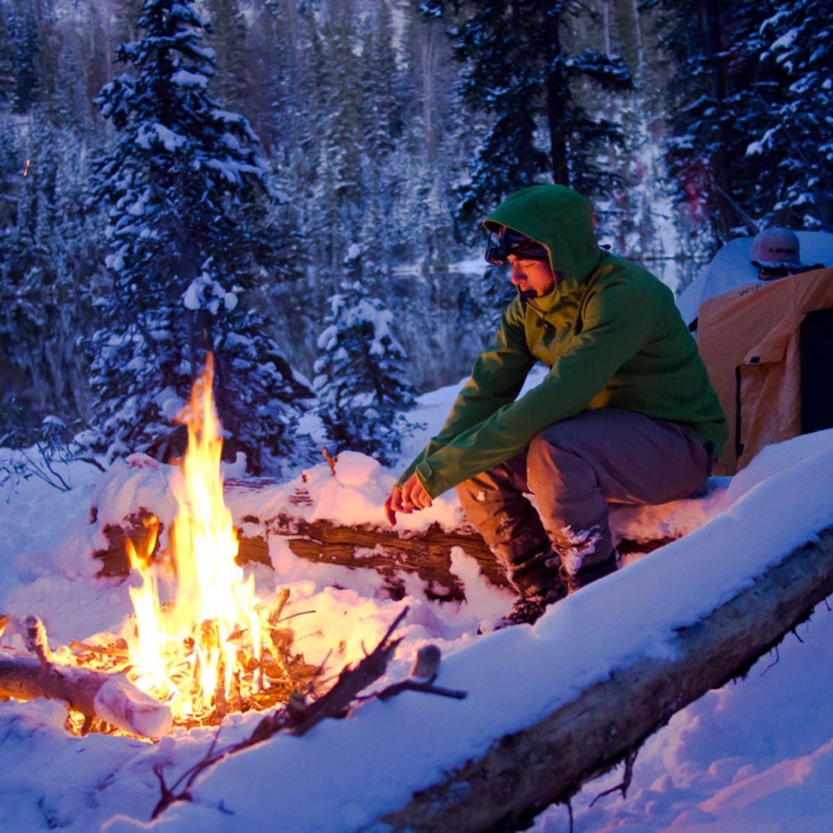 Vivez l’hiver à fond avec des activités de plein air pour tous les goûts! - Camping d'hiver à la tombée de la nuit