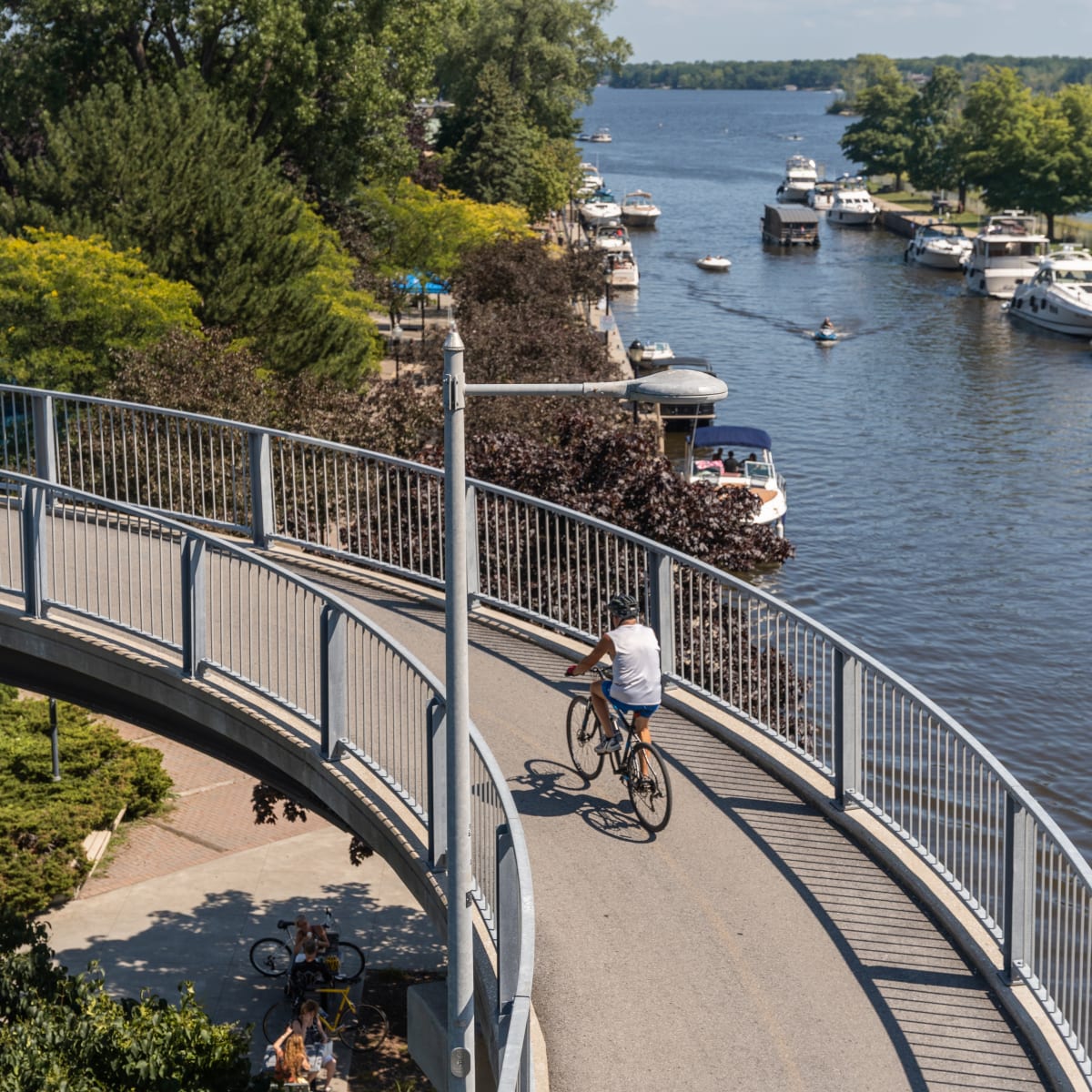 Escape close to home in Sainte-Anne-de-Bellevue - Bike path