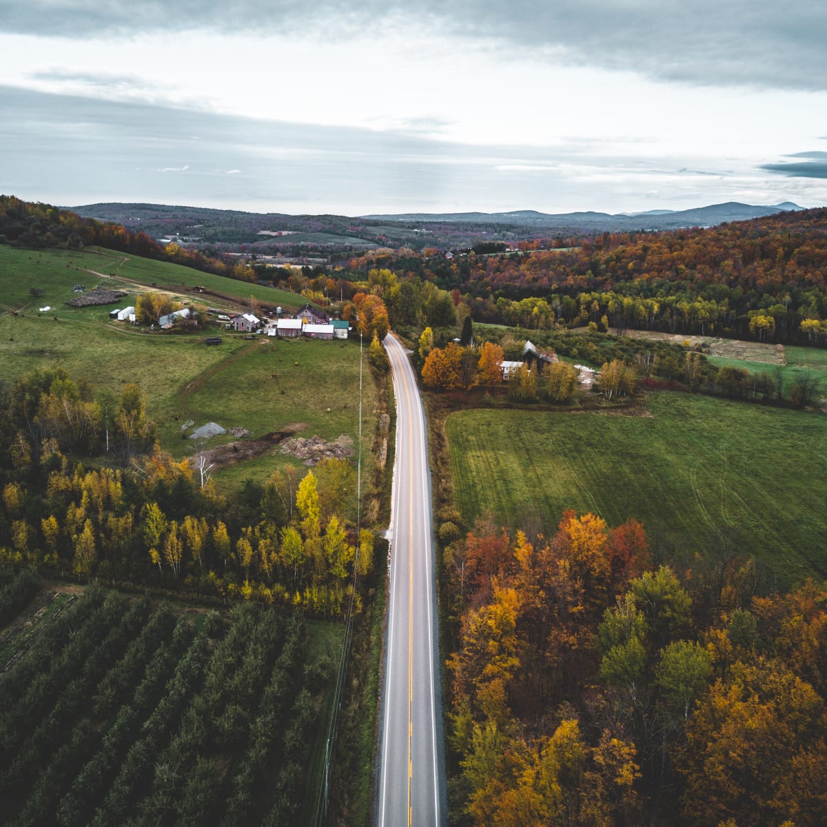 All the colors of fall in Brome-Missisquoi - Country road in Frelighsburg