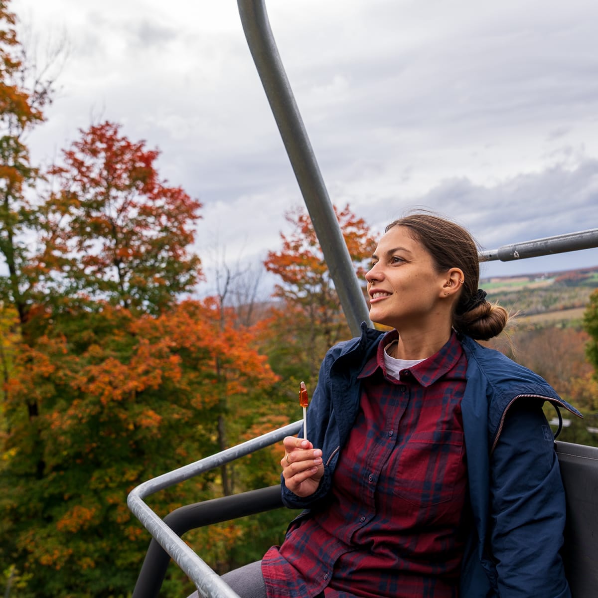 What to do this fall in Centre-du-Québec - Chairlift ride during the fall colors