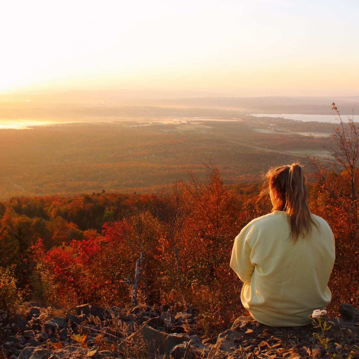 Profitez pleinement de l'automne dans Memphrémagog - Randonneuse au sommet du Mont Orford en automne