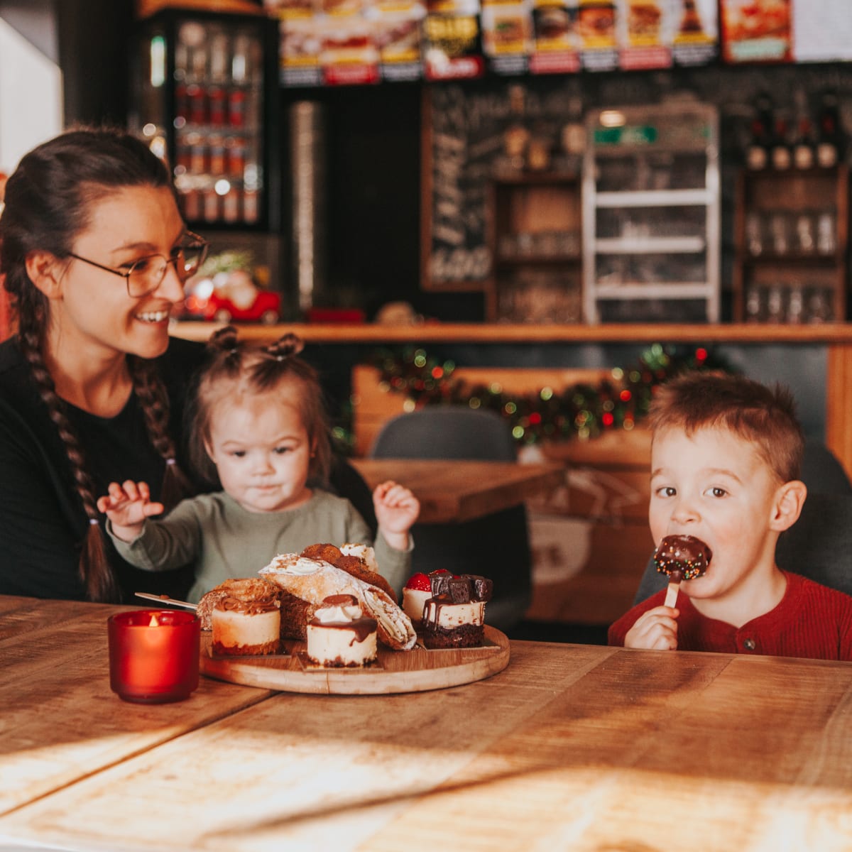 Discover Outaouais and its many areas with these must-sees! - Family eating sweet treats, Cheesecake Bar