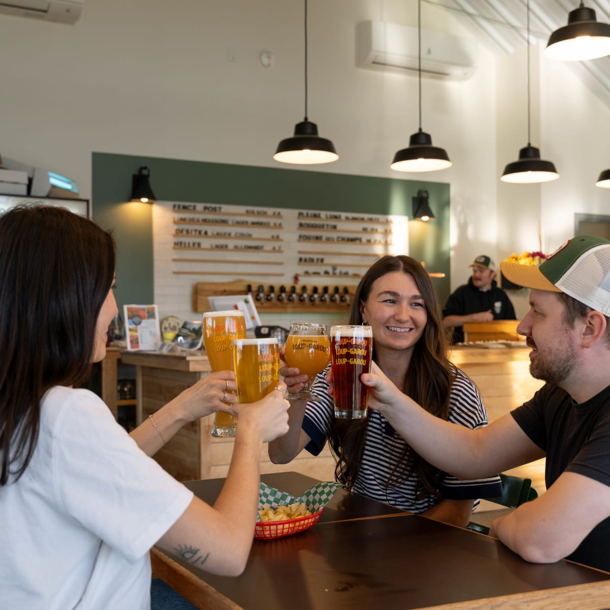 Un toast à la bière entre amis. 