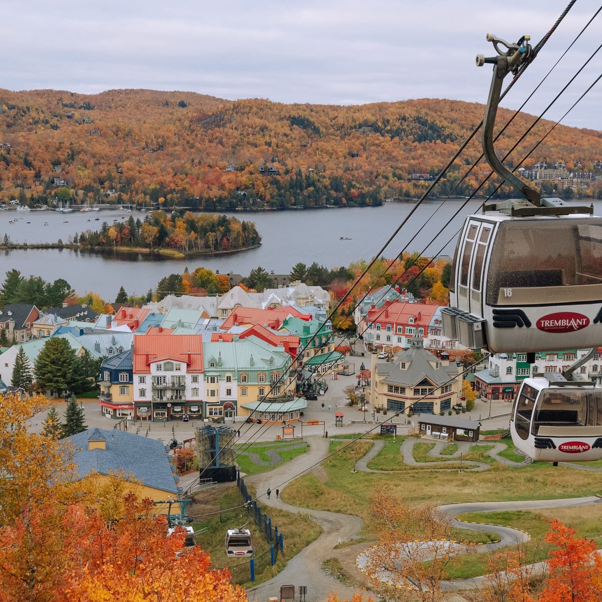 Centre de villégiature du Mont-Tremblant l'automne.